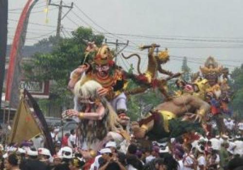 Pawai Budaya Ogoh-Ogoh di Desa Tiga