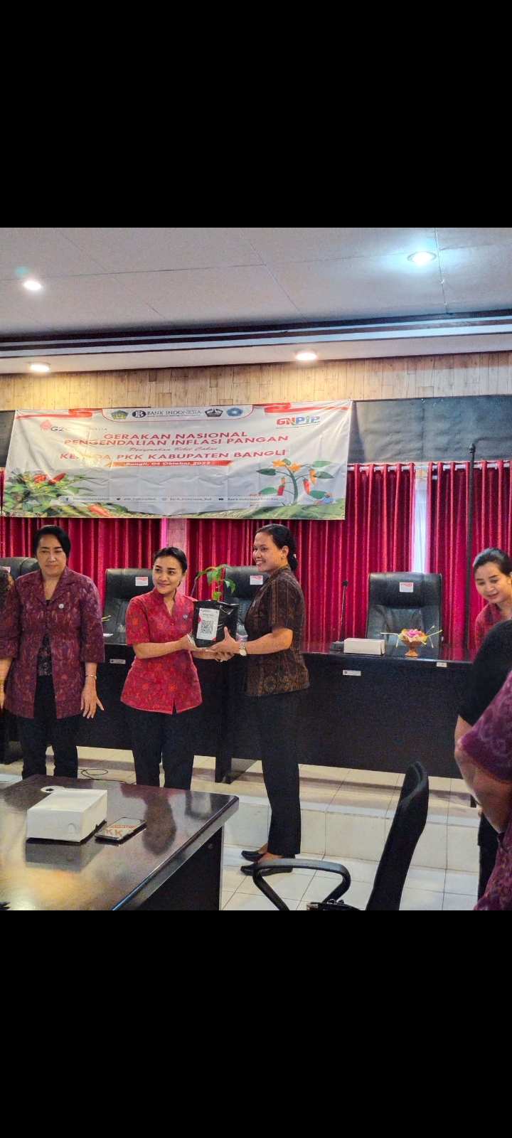 Penerimaan bantuan bibit cabai untuk KWT Desa Sulahan dan Desa Selat