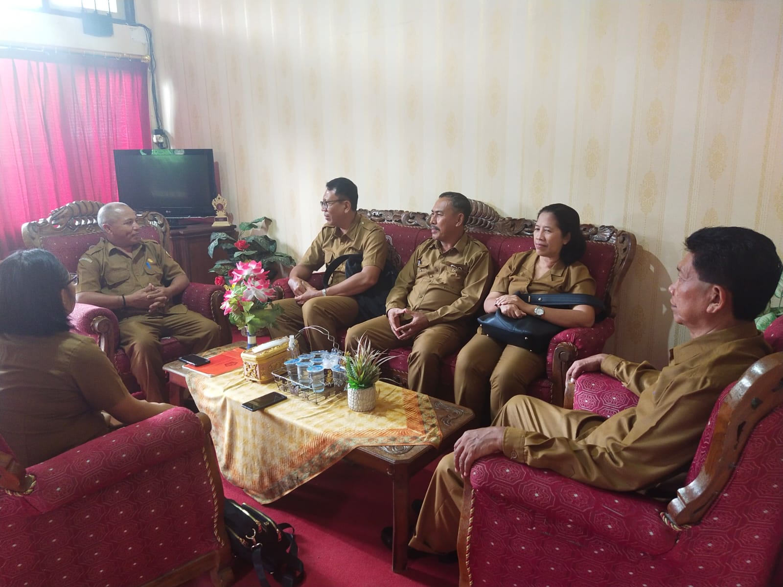 Audensi dari Rektor IKIP PGRI  terkait giat Mahasiswa KKN di Desa Apuan