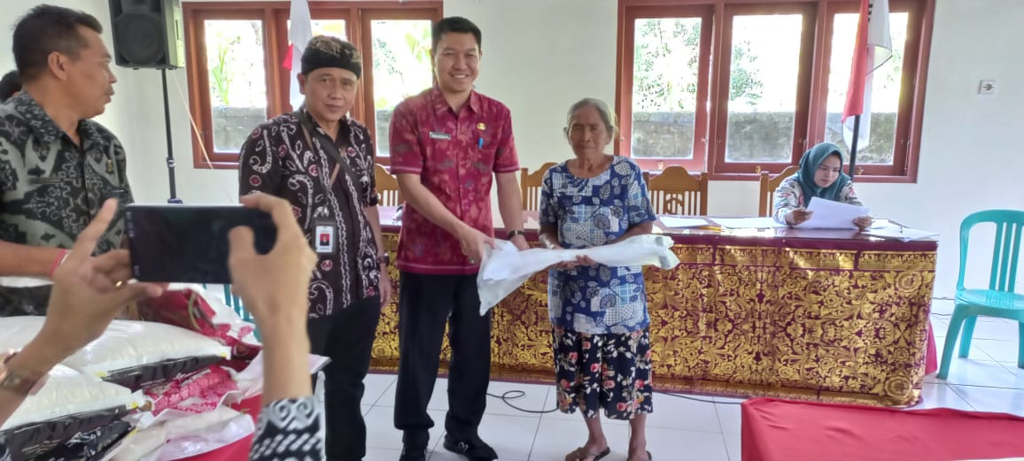Mendampingi penyerahan bantuan dari Kemensos kepada lansia bertempat di ruang pertemuan kantor camat