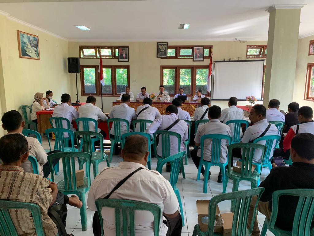 Camat Susut Bersapa# Bersinergi Untuk Menyapa# Bapak Camat Susut Memimpin Rapat Kordinasi Ferifikasi