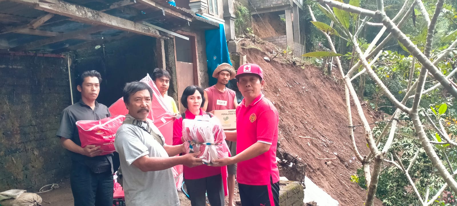 Camat Susut Bersapa# Bersinergi Untuk Menyapa# penyerahan bantuan logistik dari Dinsos P3A  pada mas